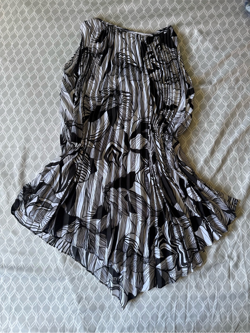 Cable & Gauge Black and White Abstract Print Flowy Tunic